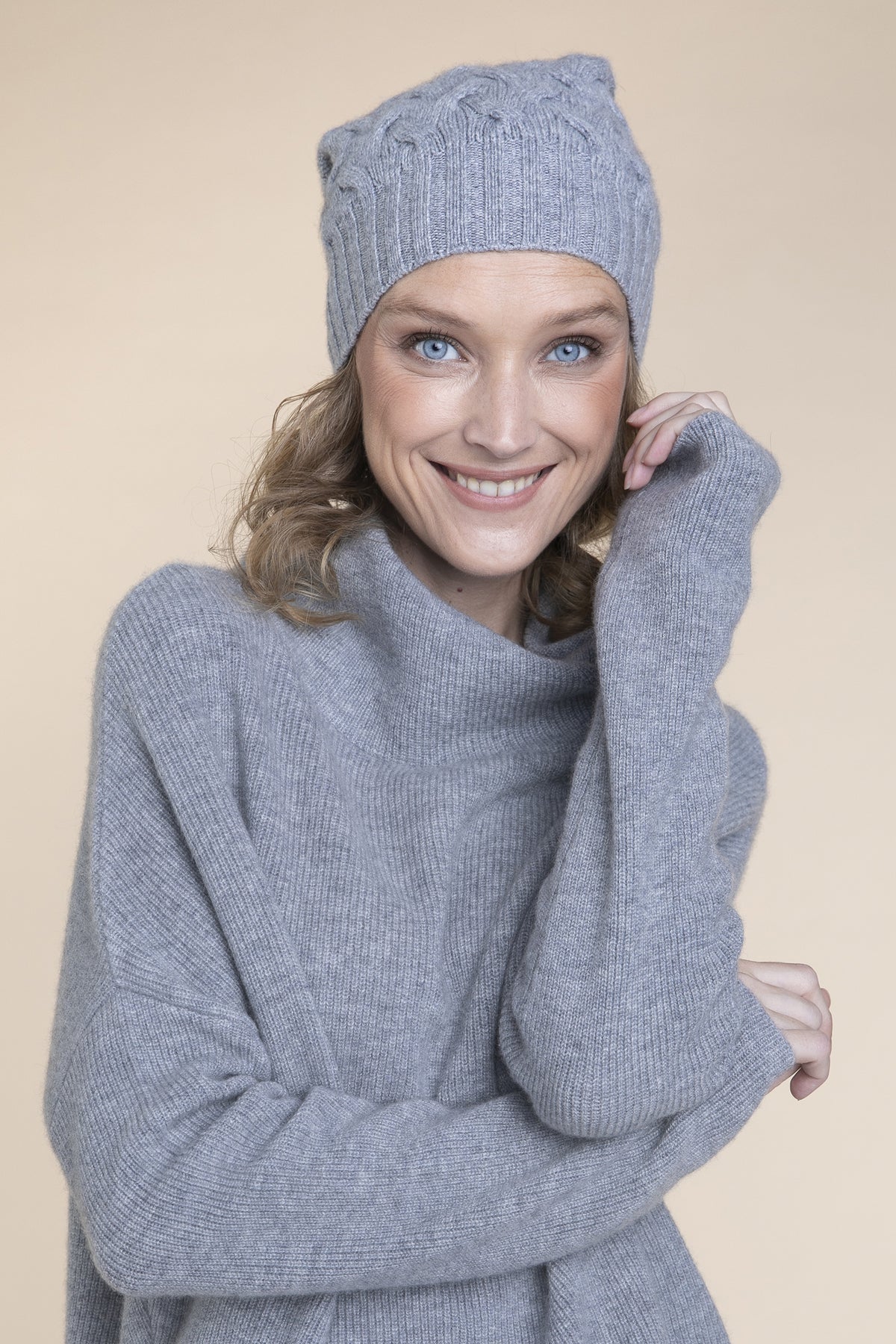 Šedá čepice s copem light grey