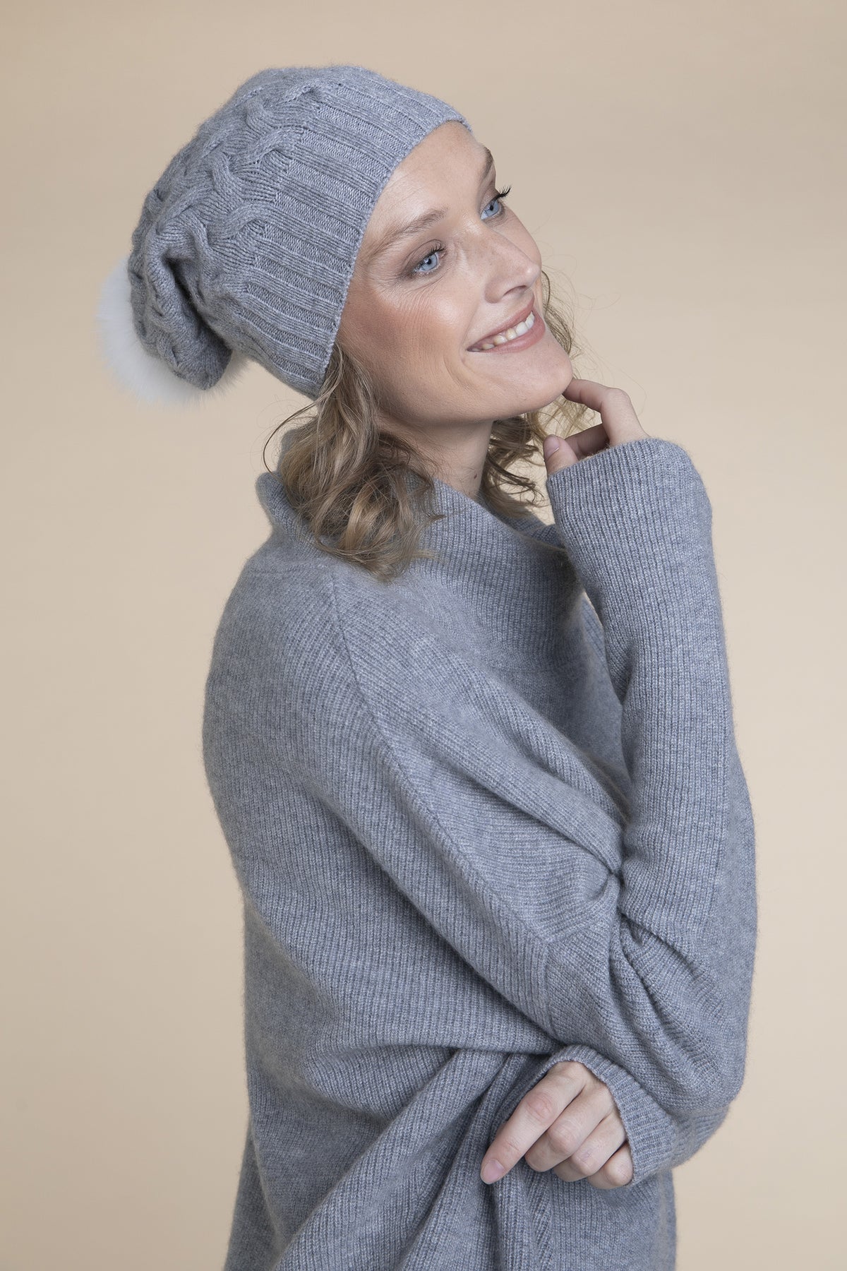 Šedá čepice s copem light grey