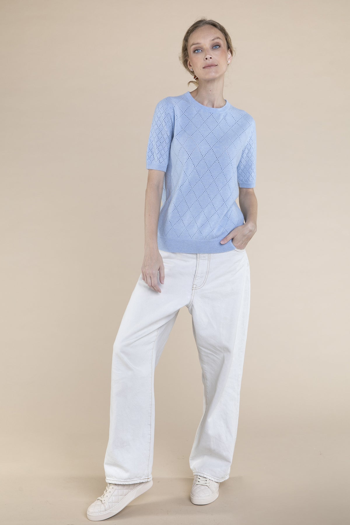 Perforovaný pulover light blue